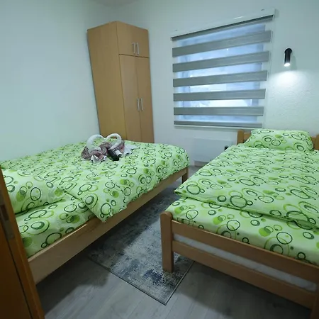 Strahinja Lux Τζαχορίνα