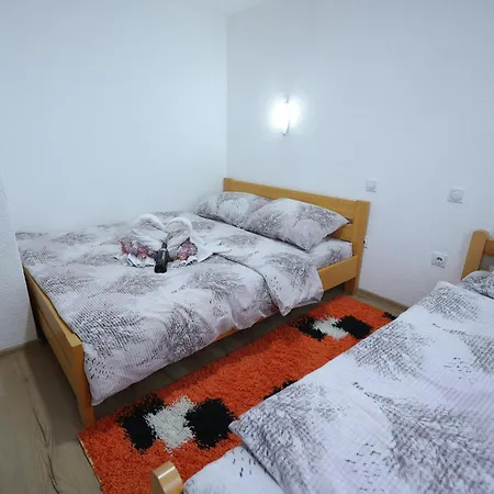 Strahinja Lux *