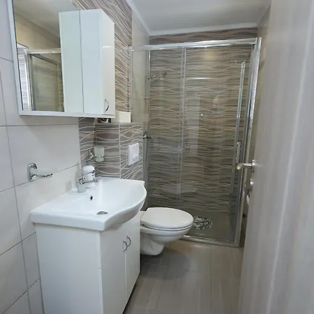 Strahinja Lux *